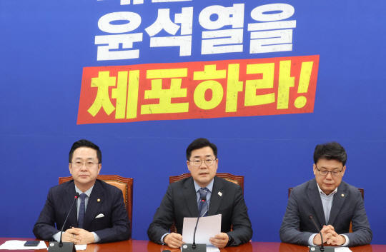 박찬대 더불어민주당 원내대표가 14일 오전 서울 여의도 국회에서 열린 원내대책회의에서 발언을 하고 있다. 뉴시스