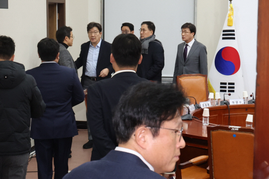 윤석열 대통령에 대한 2차 체포영장 집행이 시작된 15일 새벽 국회에서 국민의힘 권성동 원내대표 등 지도부가 긴급원내운영전략회의를 시작하고 있다. 연합뉴스