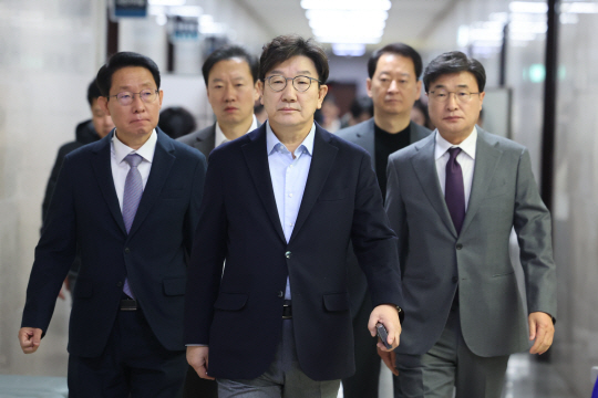 권성동 국민의힘 원내대표 등 원내지도부가 윤석열 대통령에 대한 2차 체포영장 집행이 시작된 15일 새벽 서울 여의도 국회에서 열린 긴급원내운영전략회의에 참석하고 있다. 연합뉴스