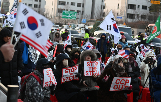 윤석열 대통령 2차 체포영장 집행이 진행되고 있는 가운데 15일 오전 서울 용산구 한남동 대통령 관저 인근에서 윤 대통령 지지자들이 집회를 열고 있다. 박윤슬 기자