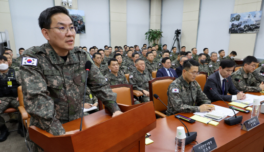 이진우 전 수방사령관이 14일 오후 서울 여의도 국회에서 열린 윤석열 정부의 비상계엄 선포를 통한 내란 혐의 진상규명 국정조사 특별위원회 제3차 전체회의에서 의원 질의에 답변하고 있다. 뉴시스
