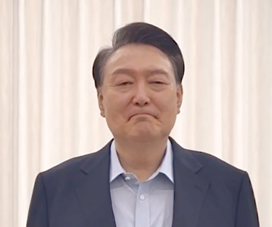 윤석열 대통령이 고위공직자범죄수사처와 경찰이 체포영장 재집행에 나선 15일 관저에서 촬영된 것으로 보이는 영상을 통해 ‘국민께 드리는 말씀’ 제하의 대국민 담화를 발표하고 있다. 대통령실 제공