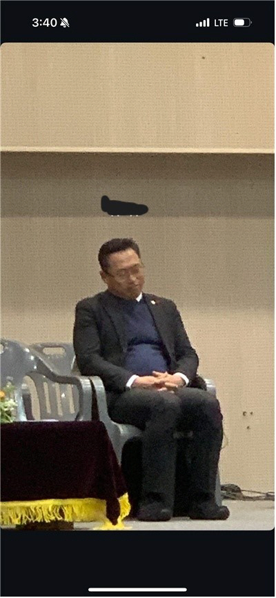 음주 축사 논란으로 사퇴한 홍성표 아산시의회 의장이 모교 졸업식 단상에 눈을 감은채 앉아 있는 모습. 독자 제공