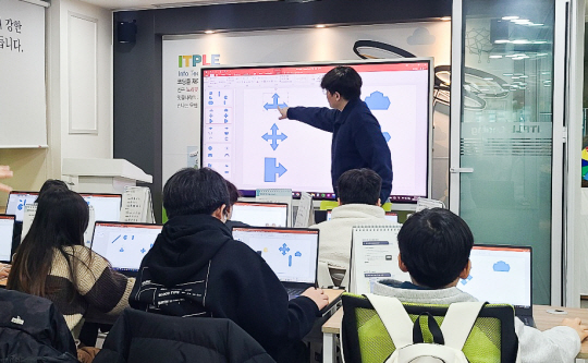 학생들이 ITQ 교육을 수강하는 모습. 동대문구청 제공