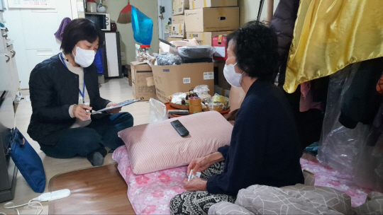 고양시 주거복지센터 직원이 주거취약계층 가정을 방문해 상담을 하고 있다. 고양시 제공