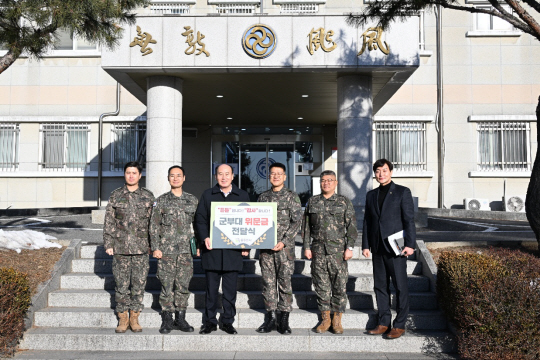 박형덕(왼쪽에서 세번째) 동두천시장이 15일 지역 내 군부대를 위문 방문해 관계자들과 기념촬영을 하고 있다. 동두천시 제공