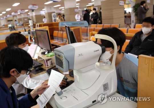 2025년도 첫 병역판정검사가 실시된 13일 경기도 수원시 팔달구 경인지방병무청에서 검사 대상자들이 신체검사를 받고 있다. 사진공동취재단／연합뉴스