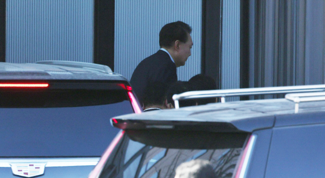 지난해 12월 3일 비상계엄 선포 후 43일 만에 고위공직자범죄수사처에 체포된 윤석열 대통령이 15일 오전 정부과천청사 내 공수처 건물로 들어가고 있다. 박윤슬 기자