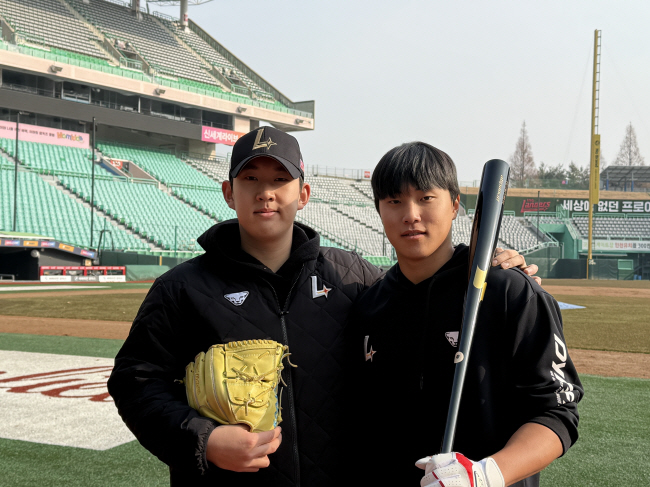 SSG의 투수 송영진(왼쪽)과 내야수 박지환이 14일 인천SSG랜더스필드에서 개인 훈련을 마친 뒤 어깨동무를 하며 미소를 짓고 있다.
