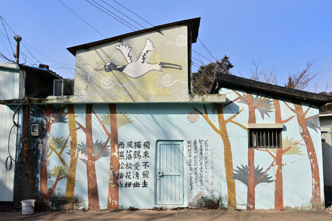 교외선 장흥역 앞의 벽화. 지난 2011년 진행된 미술프로젝트의 흔적이다.