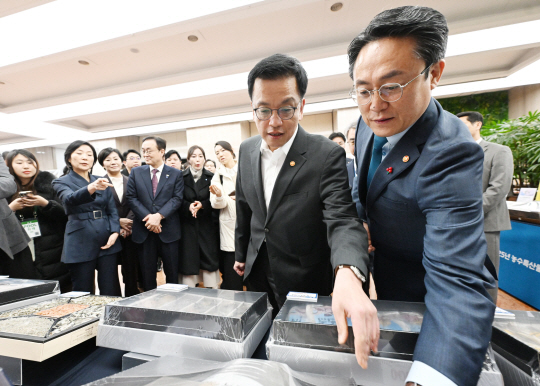 최상목(가운데) 대통령 권한대행 부총리 겸 기획재정부 장관이 16일 정부서울청사에 마련된 농수산물 설맞이 장터를 참관해 설 성수품을 둘러보고 있다.기재부 제공