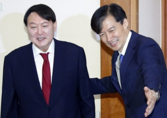 2019년 7월 25일 당시 문재인 정부 조국 민정수석이 당일 임명식에 참석한 윤석열 신임 검찰총장과 만나 문재인 대통령이 임명장을 수여하는 행사 시작 전에 자리를 안내하고 있다. 연합뉴스