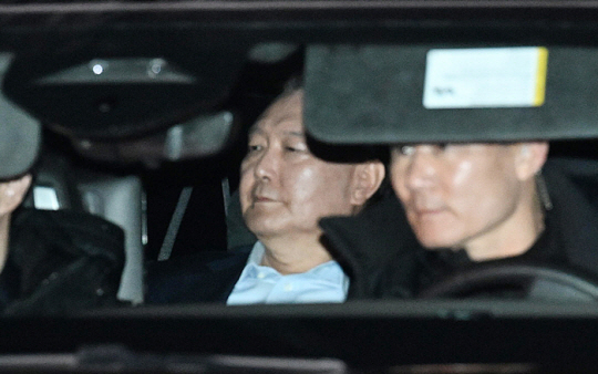 12·3 비상계엄 사태를 일으켜 ‘내란 수괴(우두머리)’ 혐의로 15일 고위공직자범죄수사처(공수처)에 체포된 윤석열 대통령이 공수처 조사를 마치고 경기 의왕시 서울구치소로 호송되고 있다. 사진공동취재단