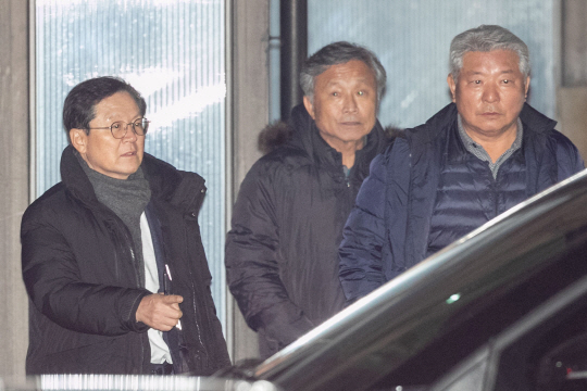 내란 우두머리 혐의로 고위공직자범죄수사처에 체포된 윤석열 대통령이 15일 오후 경기 과천시 공수처에서 조사를 마치고 서울구치소로 떠난 뒤 윤 대통령 변호인단 김홍일(오른쪽) 전 방송통신위원장과 윤갑근(왼쪽) 변호사가 차량으로 향하고 있다. 연합뉴스