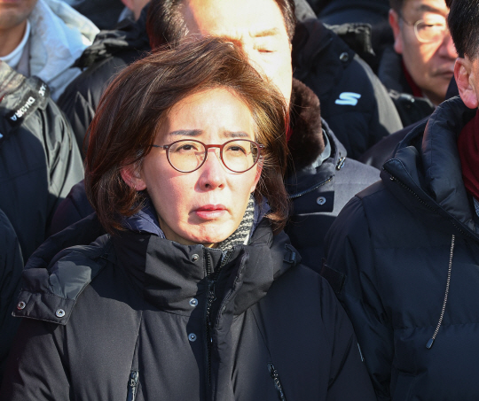 고위공직자범죄수사처(공수처)와 경찰이 윤석열 대통령에 대한 2차 체포영장 집행에 나선 15일 서울 용산구 한남동 대통령 관저 입구에서 국민의힘 나경원 의원이 발언하고 있다. 연합뉴스