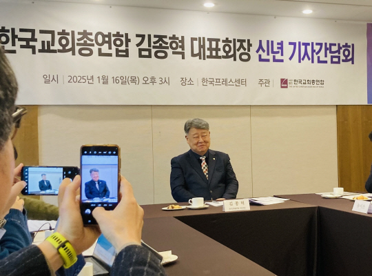 김종혁 한국교회총연합 대표회장이 지난 16일 서울 중구 프레스센터에서 열린 신년간담회에서 기자들의 질문에 답하고 있다. 박동미 기자