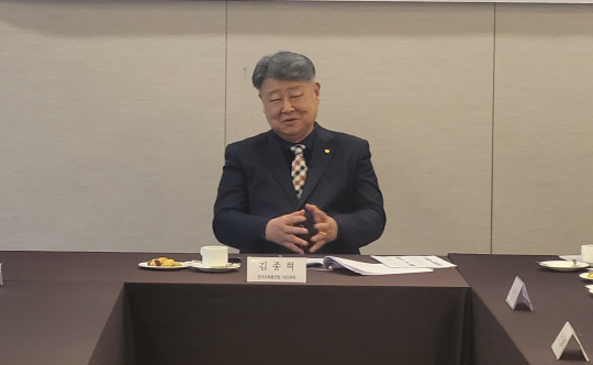 16일 서울 중구 한국프레스센터에서 김종혁 한국교회총연합 대표회장이 올해 역점 사업에 대해 설명하고 있다. 한교총 제공