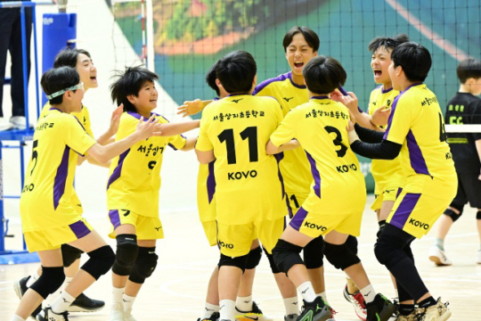 KOVO는 2025년 유소년 배구 교실을 운영할 서울 지역 학교를 공개 모집한다. 사진은 유소년 배구 교실에 참여해 대회에 출전한 상지초등학교 학생들의 모습. KOVO 제공