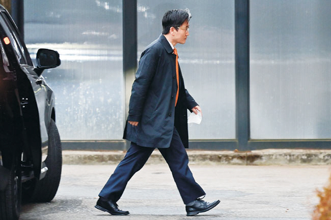 고위공직자범죄수사처가 내란 우두머리(수괴) 혐의를 받고 있는 윤석열 대통령에 대해 이르면 16일 구속영장을 청구할 방침인 가운데 이날 오전 오동운 공수처장이 경기 과천시 공수처 청사로 출근하고 있다. 문호남 기자