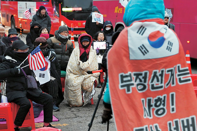 16일 오전 고위공직자범죄수사처가 위치한 경기 과천시 정부과천청사 주변에서 윤석열 대통령 지지자들이 태극기와 성조기를 흔들며 탄핵 반대 집회를 벌이고 있다. 문호남 기자