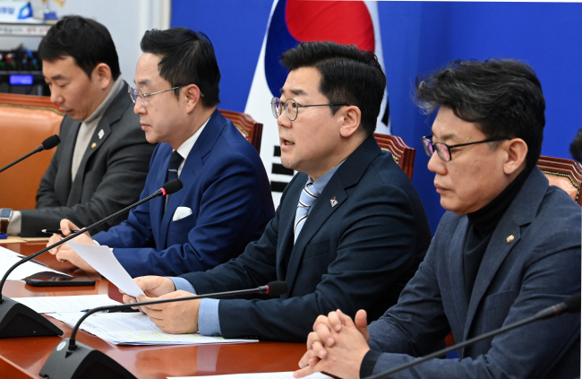 박찬대(오른쪽 두 번째) 더불어민주당 원내대표가 16일 오전 국회에서 열린 정책조정회의에서 발언하고 있다. 곽성호 기자