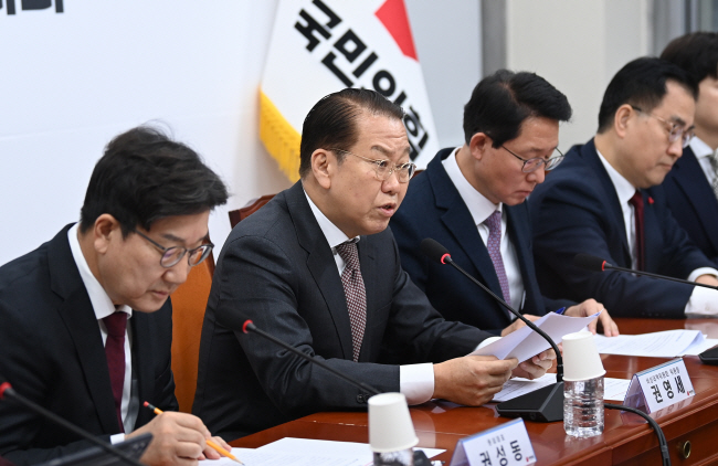 권영세(왼쪽 두 번째) 국민의힘 비상대책위원장이 16일 오전 국회에서 열린 비대위 회의에서 발언하고 있다. 박윤슬 기자
