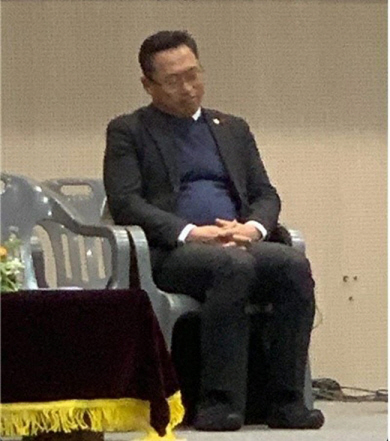 취중축사 물의를 빚은 홍성표 전 충남 아산시의회 의장이 지난 10일 한 고교 졸업식장 단상에서 조는 듯한 모습을 보이고 있다. 독자 제공