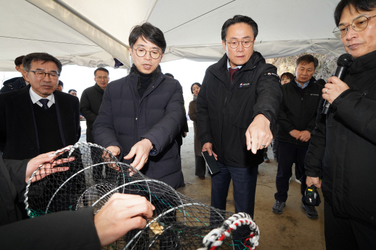 김완섭(앞줄 왼쪽 두 번째) 환경부 장관과 강도형(앞줄 오른쪽 두 번째) 해양수산부 장관이 17일 전북 군산시 금강하굿둑을 방문해 해상에서 발생하는 폐기물 중 가장 큰 비중을 차지하는 폐어구 발생 현황을 점검하고 있다. 해양수산부 제공