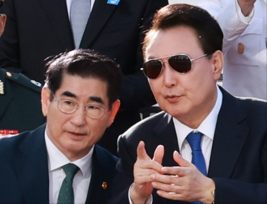 윤석열 대통령과 김용현 전 국방부 장관이 지난해 10월 1일 국군의 날 기념식에서 대화하고 있다. 연합뉴스