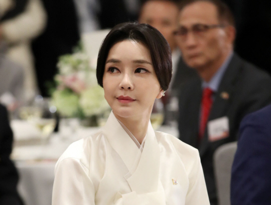 윤석열 대통령 부인 김건희 여사가 지난 2022년 9월 22일(현지시간) 캐나다 토론토 한 호텔에서 열린 동포 초청 간담회에서 윤석열 대통령의 격려사를 경청하고 있다. 뉴시스