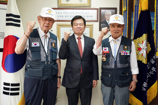 이필형(가운데) 동대문구청장이 6·25 참전용사 동대문구지회에서 기념사진을 찍고 있다. 동대문구청 제공