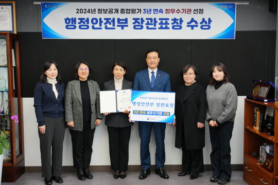 이승로(오른쪽 세 번째) 성북구청장이 기념촬영을 하고 있다. 성북구청 제공