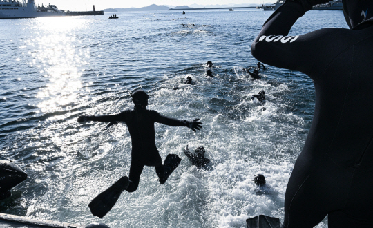 지난 14일부터 17일까지 경남 진해해군기지에서 해난구조전대 혹한기 내한훈련이 진행된 가운데 훈련 3일차인 16일  철인중대 선발경기의 한 종목인 오리발 수영에서 심해 잠수사(SSU)들이 겨울 바다로 뛰어들고 있다. 해군 제공