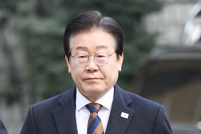 이재명 더불어민주당 대표가 17일 오전 서울중앙지법에서 열린 ‘대장동 배임 및 성남FC 뇌물 의혹’ 사건 공판에 출석하고 있다. 뉴시스
