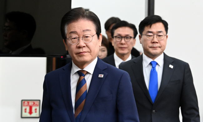 이재명(왼쪽) 더불어민주당 대표가 17일 오전 국회에서 열린 최고위원회의에 참석하기 위해 이동하고 있다. 곽성호 기자