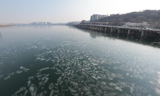 지난 12일 용산구 한강대교 남단 아래 한강 수면이 조금 얼어붙어 있다. 연합뉴스