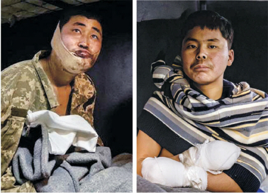 우크라이나군에 생포된 북한군 장교(왼쪽 사진)와 병사가 각각 턱과 손에 붕대를 감은 채 침대에 앉아 우크라이나 보안국의 심문을 받고 있다. 볼로디미르 젤렌스키 우크라이나 대통령 X 캡처 뉴시스