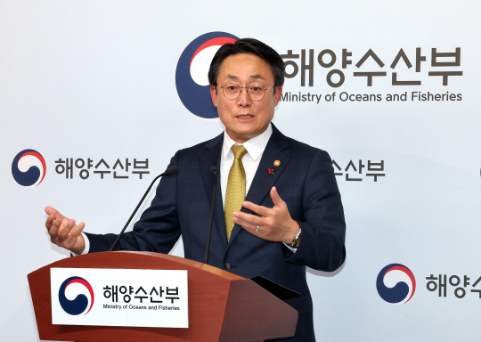 강도형 해양수산부 장관이 지난해 12월 3일 정부세종청사 해수부 기자실에서 수산·양식 분야 기후변화 대응 종합계획을 설명하고 있다. 연합뉴스