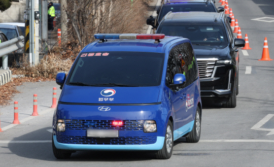 윤석열 대통령이 탄 법무부 호송차량이 18일 오후 경기 의왕시 서울구치소에서 나와 서울서부지법으로 향하고 있다. 연합뉴스