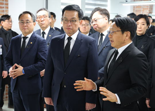 최상목(앞줄 가운데) 대통령 권한대행 부총리 겸 기획재정부 장관이 18일 광주 동구 금남로 전일빌딩245에서 강기정(앞줄 오른쪽 첫번째) 광주시장으로부터 마음안심센터 추진 관련 설명을 듣고 있다. 연합뉴스