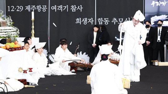 18일 전남 무안국제공항에서 열린 ‘12.29 무안공항 제주항공 참사 희생자 합동 추모식’에서 진도 씻김굿 보존회의 추모공연 지전춤이 진행되고 있다. 연합뉴스.