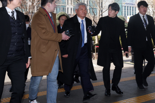 윤석열 대통령에 대한 구속영장실질심사를 앞둔 18일 오후 서울 마포구 서울서부지법으로 김홍일 변호사 등 윤 대통령 변호인단이 들어가고 있다. 뉴시스
