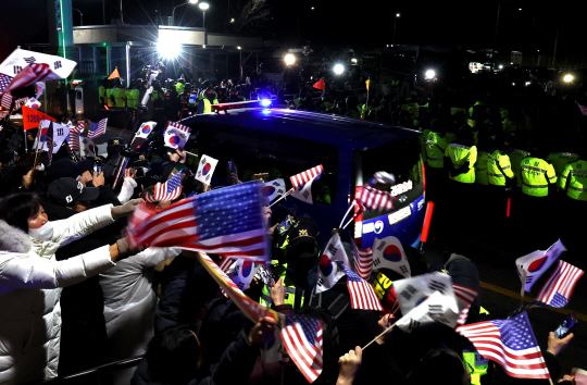 서울서부지방법원에서 열린 영장실질심사를 마친 윤석열 대통령이 탑승한 차량 행렬이 18일 오후 의왕시 서울구치소로 들어서고 있다. 뉴시스