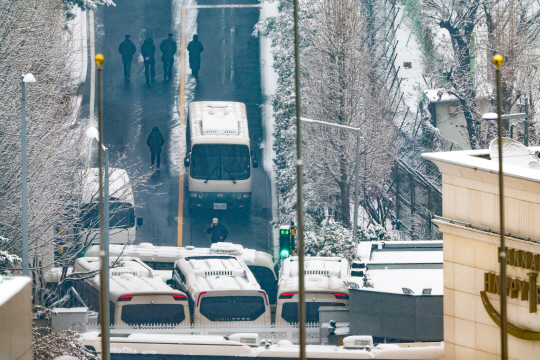 윤석열 대통령의 체포 영장 집행 시한을 하루 앞둔 5일 서울 용산구 한남동 대통령 관저에서 출입구 내부와 외부를 경비 병력 차량들이 막아서며 진입 장벽을 만들고 있다. 뉴시스
