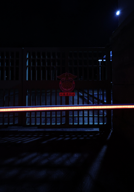 윤석열 대통령이 내란 우두머리 혐의로 구속됐다. 헌정사 첫 현직 대통령 구속이다. 사진은 19일 윤 대통령이 구속돼 있는 경기도 의왕시 서울구치소의 모습. 뉴시스