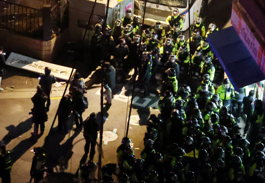 윤석열 대통령에 대한 구속영장이 발부된 19일 서울 마포구 서울서부지방법원에서 경찰과 윤 대통령 지지자들이 대치하고 있다. 뉴시스