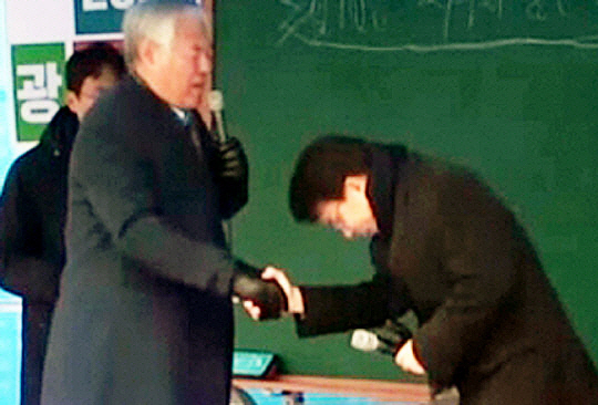 윤상현 국민의힘 의원이 지난 5일 서울 용산구 한남동 대통령 관저 앞에서 전광훈 사랑제일교회 목사가 연 윤석열 대통령 탄핵 반대 집회에 나와 전 목사에게 90도로 고개를 숙여 인사하고 있다. 유튜브 ‘전광훈TV’ 캡처