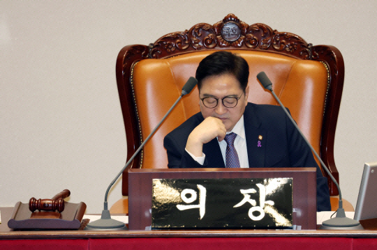 우원식 국회의장이 지난 8일 서울 여의도 국회에서 열린 제420회 국회 제4차 본회의에서 생각에 잠겨 있다. 뉴시스