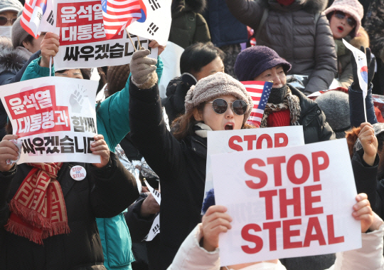 윤석열 대통령 지지자들이 지난 13일 서울 용산구 한남동 대통령 관저 인근에서 탄핵 반대 집회를 하고 있다. 뉴시스