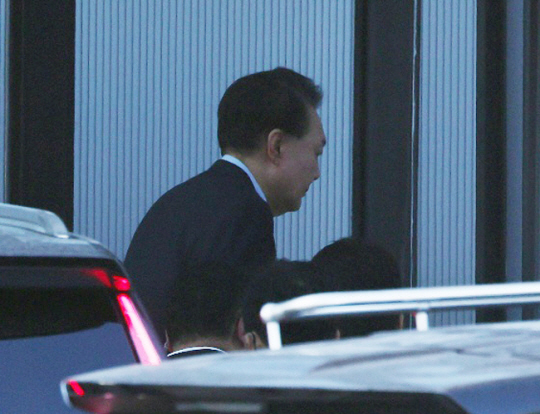 12·3 내란사태의 우두머리 혐의로 체포된 대통령 윤석열이 경기 과천시 고위공직자범죄수사처 청사 정문에 마련된 포토라인을 피해 후문으로 들어가고 있다. 박윤슬기자